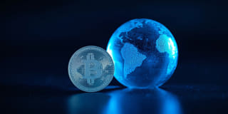 Kryptoměna vyobrazená jako prvek širších globálních finančních trhů